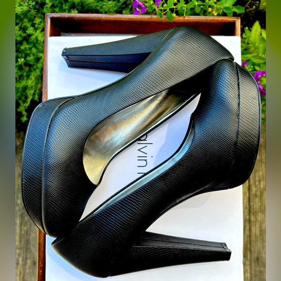 Calvin Klein Textured Leather Platform Pump
Size 10
Like New - Picture 1 of 11